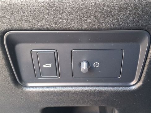 Used 2019 Land Rover Discovery SE image 26