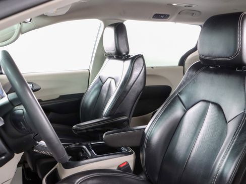 Used 2023 Chrysler Pacifica Touring-L FWD image 23