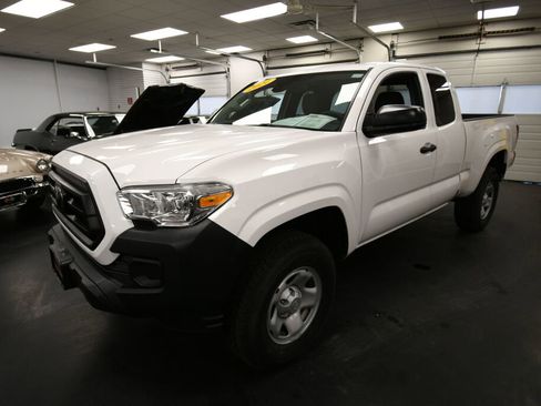 Certified 2021 Toyota Tacoma SR image 3