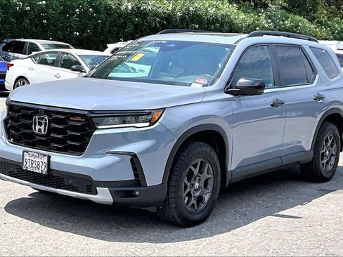 Used 2025 Honda Pilot TrailSport image 3