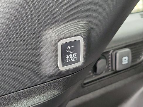 Used 2025 Jeep Grand Cherokee Limited RWD image 9