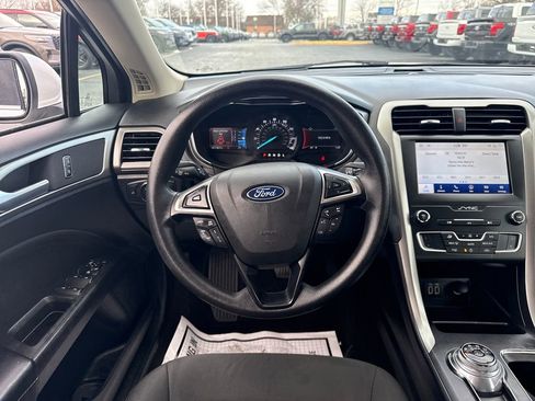Used 2020 Ford Fusion SE image 18