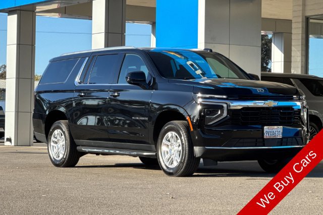 Used 2025 Chevrolet Suburban LS RWD image 2