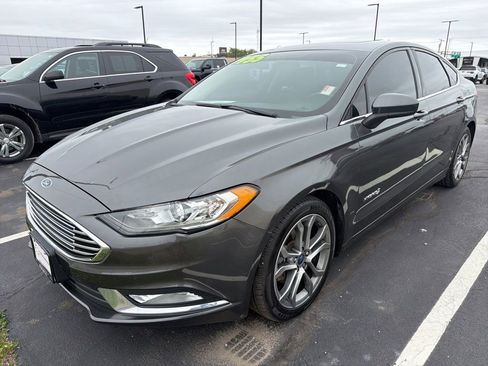 Used 2017 Ford Fusion SE w/ Equipment Group 601A FWD image 3