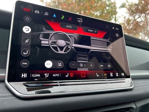 New 2025 Volkswagen Tiguan SE image 18