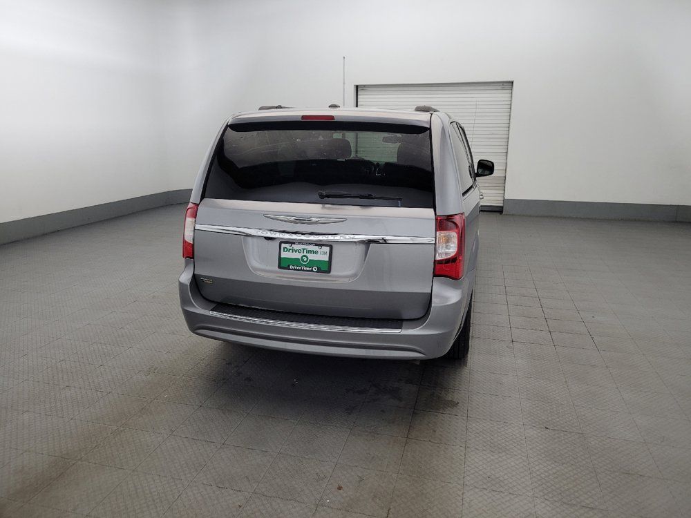 Used 2016 Chrysler Town & Country Touring FWD image 7