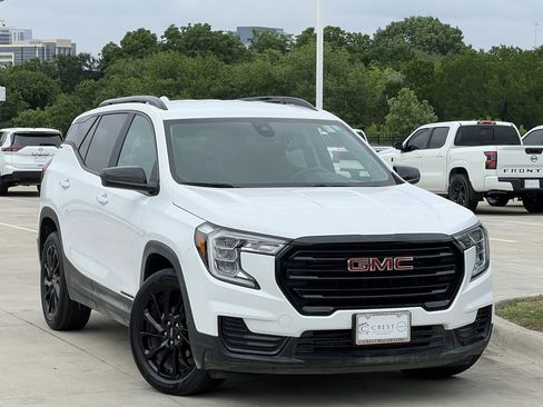 Used 2023 GMC Terrain SLE w/ Driver Convenience Package FWD image 2