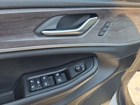 Used 2024 Jeep Grand Cherokee Limited w/ Luxury Tech Group II AWD/4WD image 15