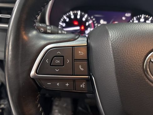 Used 2021 Toyota Highlander XLE AWD/4WD image 16