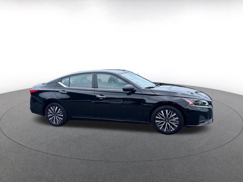 Used 2025 Nissan Altima 2.5 SV FWD image 4