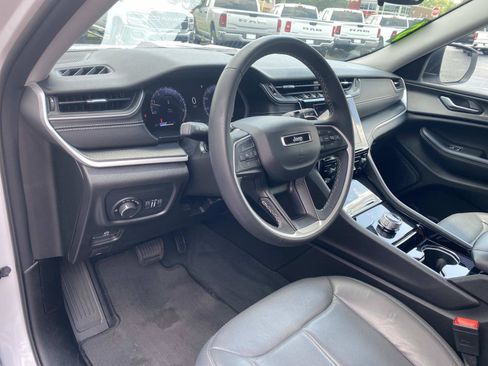 Used 2023 Jeep Grand Cherokee Laredo AWD/4WD image 25