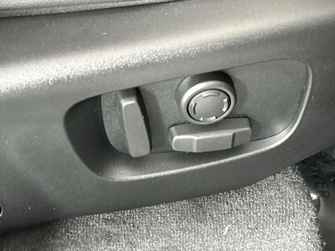 Certified 2026 Land Rover Range Rover Velar Dynamic SE image 33