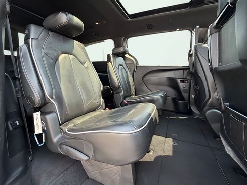 Used 2019 Chrysler Pacifica Limited w/ S Appearance Package FWD image 33