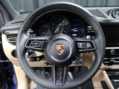 Certified 2025 Porsche Macan image 30