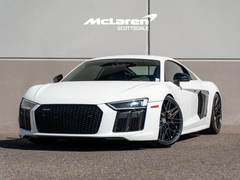Used 2018 Audi R8 V10 w/ Premium Package RWD image 2