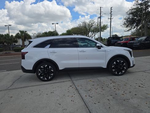 Certified 2025 Kia Sorento EX image 8