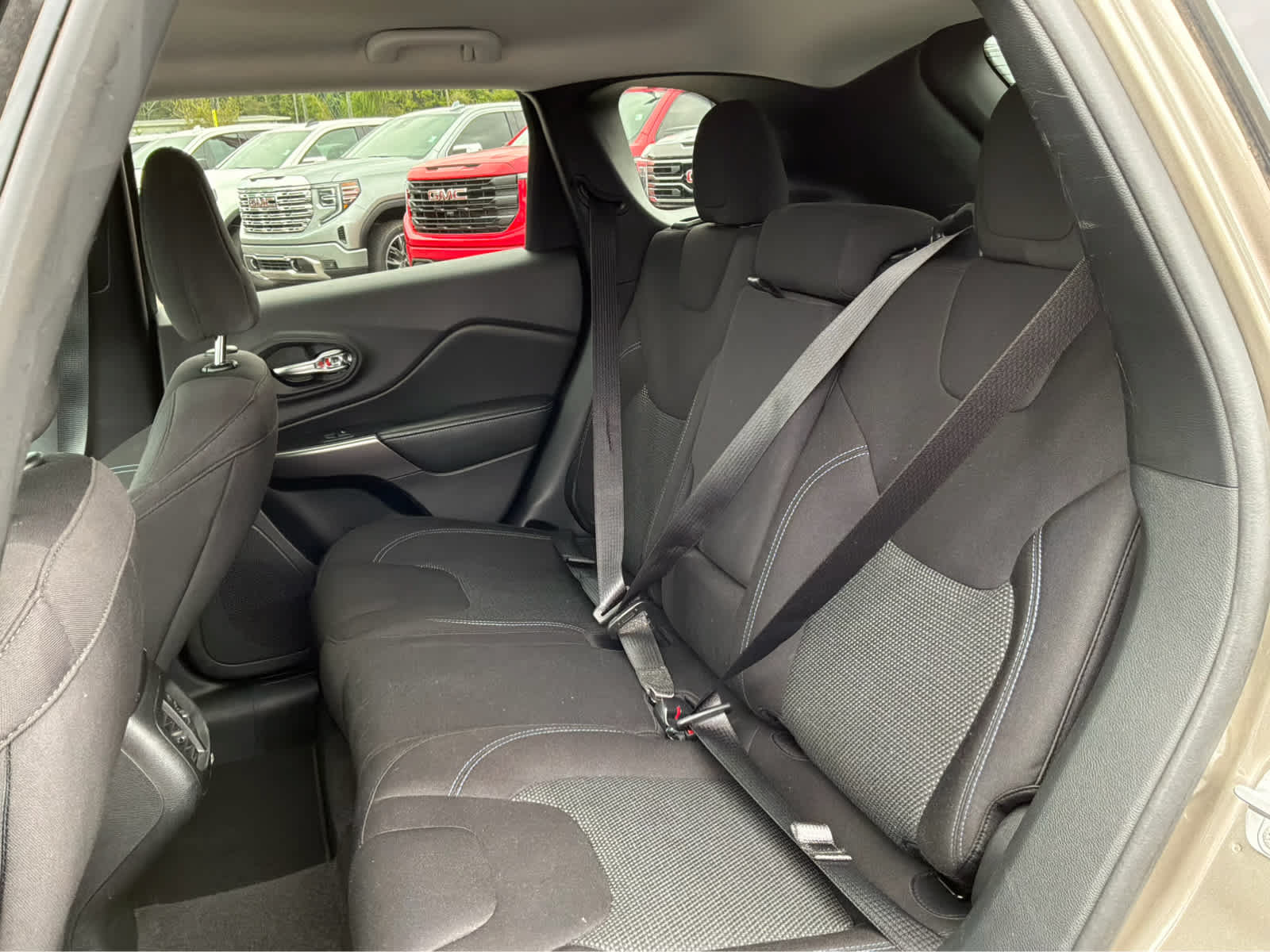 Used 2020 Jeep Cherokee Latitude FWD image 18