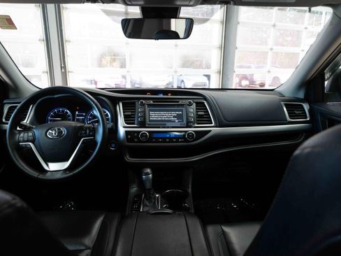 Used 2019 Toyota Highlander XLE image 18