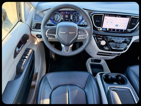 Used 2024 Chrysler Pacifica Touring-L image 31