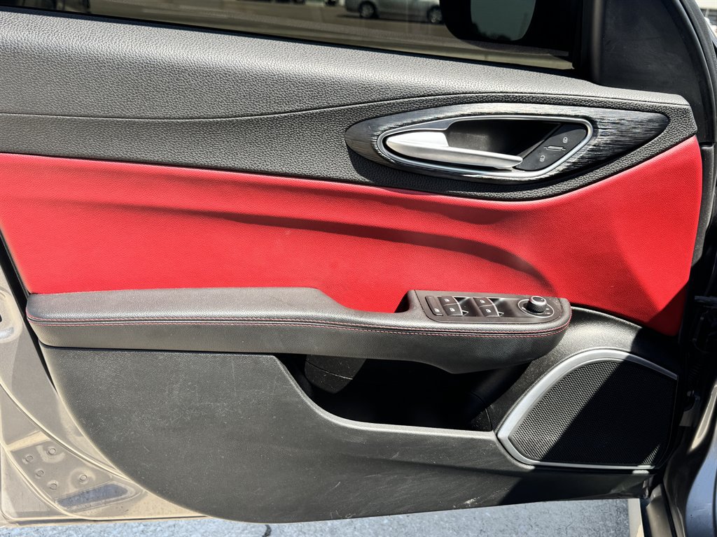 Used 2019 Alfa Romeo Giulia AWD image 13