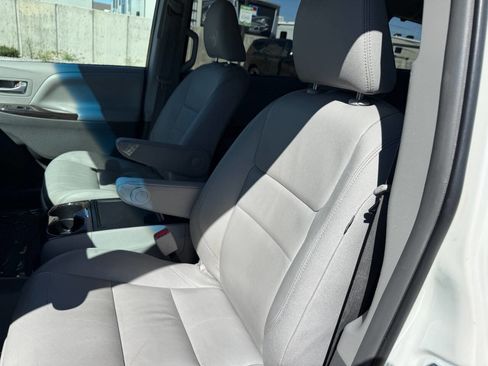 Used 2016 Toyota Sienna XLE Premium image 16