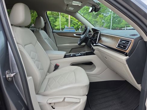 Used 2024 Volkswagen Atlas SE w/ Black Wheel Package FWD image 17