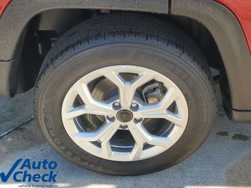 Used 2025 Jeep Compass Latitude AWD/4WD image 8