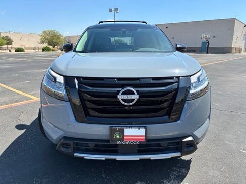 Certified 2024 Nissan Pathfinder SL w/ Black Appearance Package FWD image 9