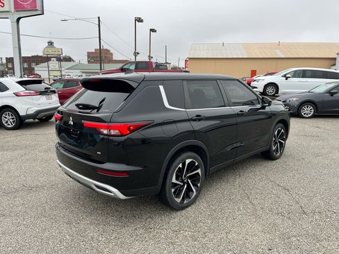 Used 2022 Mitsubishi Outlander SE image 3