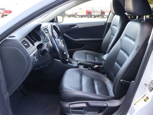 Used 2018 Volkswagen Jetta SE FWD image 4