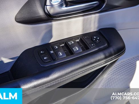 Used 2024 Chrysler Pacifica Select image 55