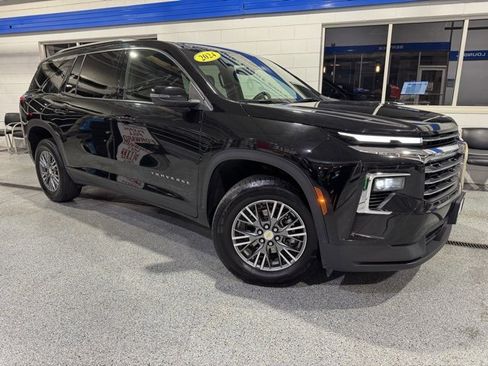 Used 2024 Chevrolet Traverse LT image 2