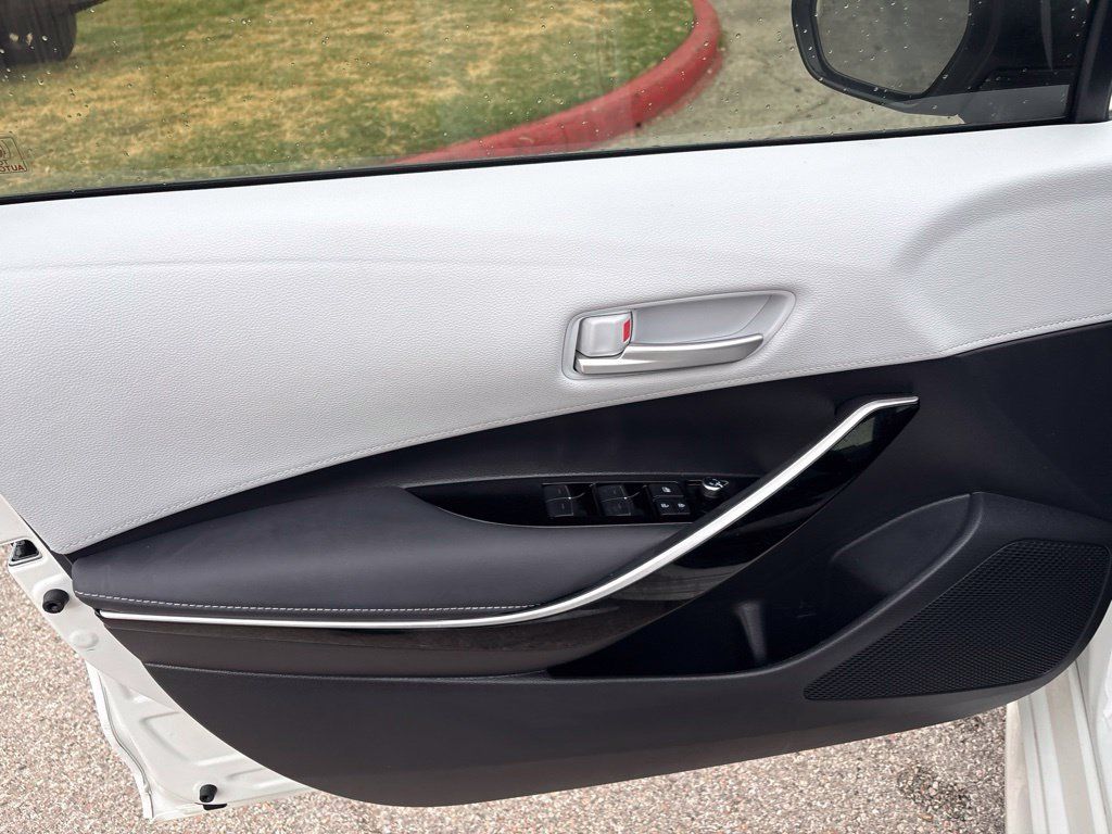 Used 2019 Toyota Corolla XSE FWD image 11