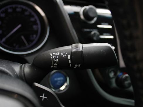 Used 2019 Toyota Camry SE w/ Sunroof Package image 10