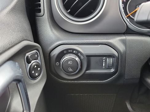 Used 2023 Jeep Gladiator Sport AWD/4WD image 13