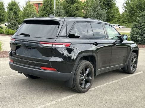 Used 2025 Jeep Grand Cherokee Altitude AWD/4WD image 25