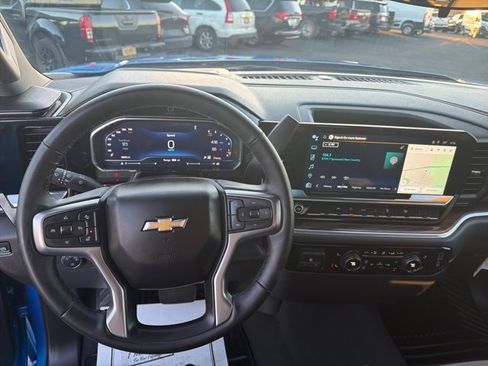 Used 2025 Chevrolet Silverado 1500 LT image 2