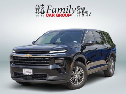 Used 2024 Chevrolet Traverse LS FWD image 1