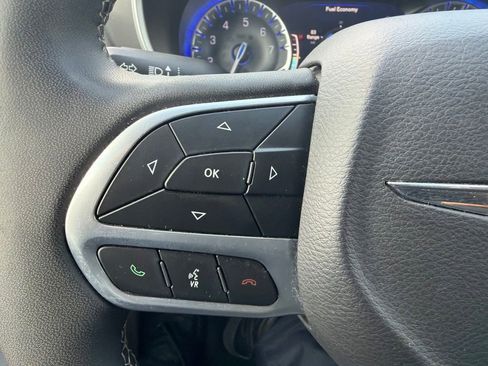 Used 2023 Chrysler Pacifica Touring-L FWD image 30