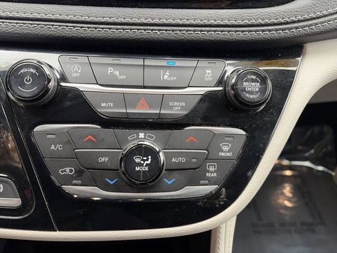 Used 2023 Chrysler Pacifica Limited image 16