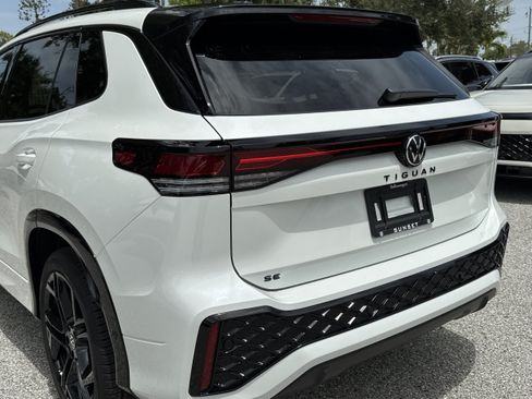 New 2026 Volkswagen Tiguan SE R-Line FWD image 10