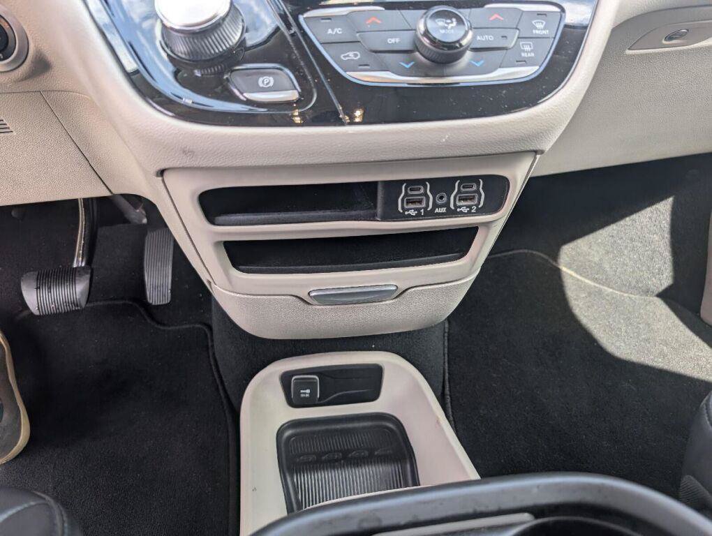 Used 2023 Chrysler Pacifica Touring-L FWD image 37