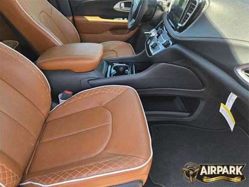 New 2024 Chrysler Pacifica Pinnacle image 13