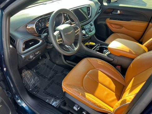 Used 2023 Chrysler Pacifica Pinnacle image 12