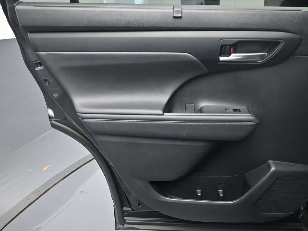 Used 2024 Toyota Highlander XLE FWD image 23