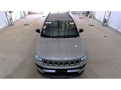Used 2023 Jeep Compass Latitude AWD/4WD image 2