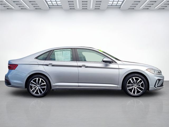 Used 2025 Volkswagen Jetta SE FWD image 3