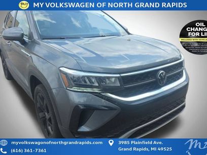 Used 2023 Volkswagen Taos SE w/ Panoramic Sunroof Package