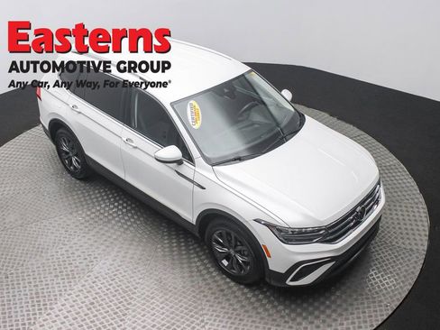 Used 2023 Volkswagen Tiguan SE image 3