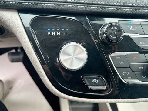 Used 2023 Chrysler Pacifica Touring-L FWD image 17